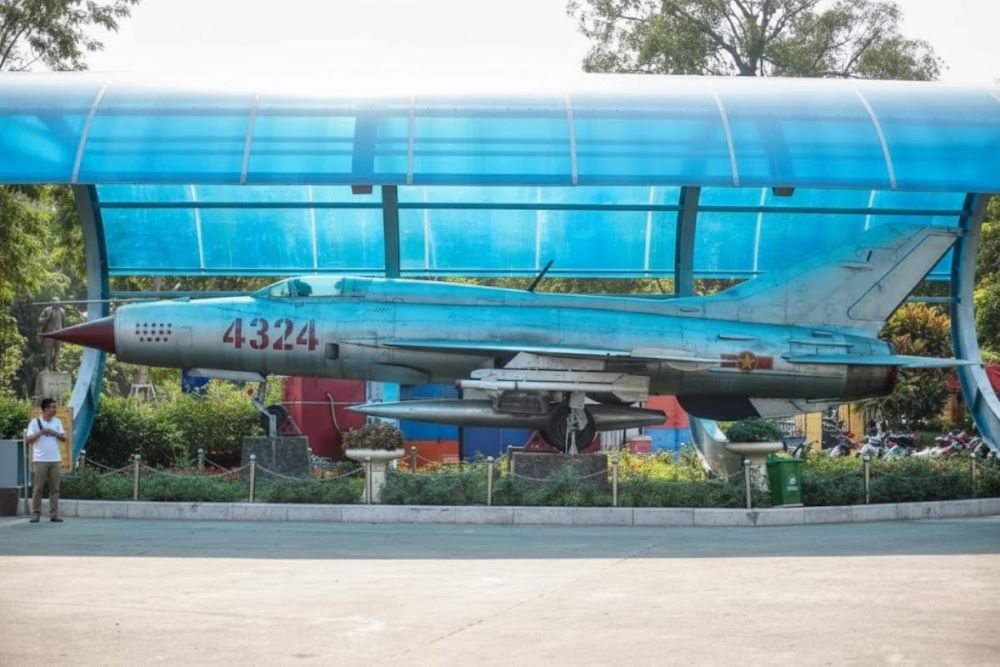 MiG-21 số hiệu 4324 l&agrave; chiếc ti&ecirc;m k&iacute;ch duy nhất của Kh&ocirc;ng qu&acirc;n Việt Nam được sơn 14 ng&ocirc;i sao đỏ, biểu tượng cho chuỗi chiến c&ocirc;ng vang dội trong năm 1967